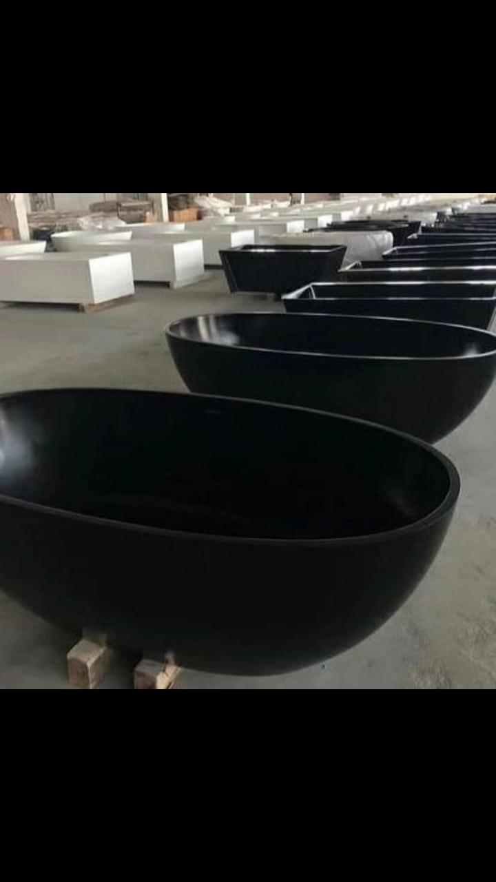 Banheiras, cubas e vasos de concreto com cimento branco polidos